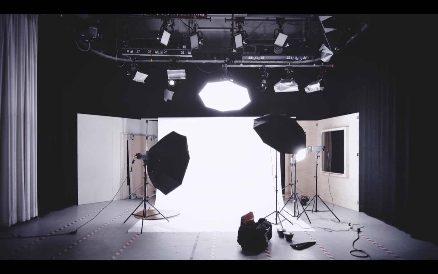 Le plateau du studio, éclairé pour une séance portrait